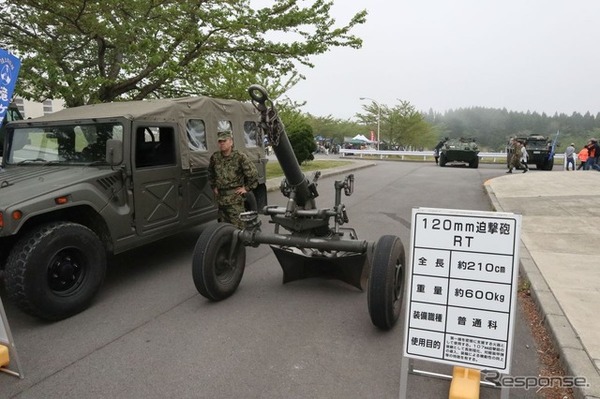 陸自の迫撃砲。車でけん引するためフタがフックと兼用になっている