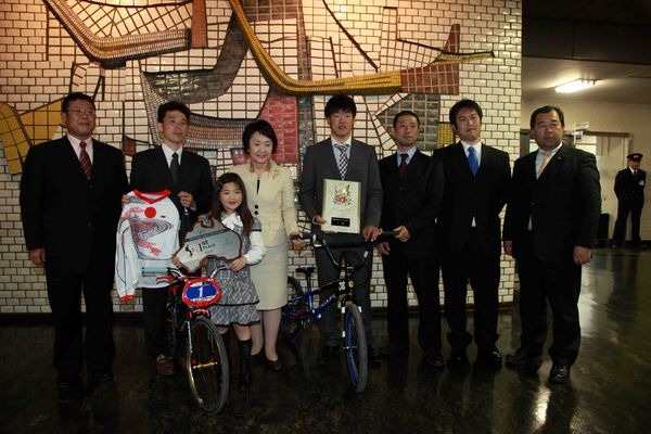 　世界選手権や全日本選手権で活躍する横浜市在住のBMX選手が林文子横浜市長を表敬訪問した。歓談の中で選手たちはBMX競技の魅力や、自らの成績などを林市長に報告。市長は市内に練習場所が不足している現状に対し、スポーツ振興に力を入れているなかで可能性を探ってい