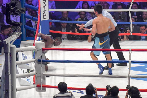 WBA世界ミドル級王座決定戦、村田諒太の攻撃にスリップするアッサン・エンダム（2017年5月20日）