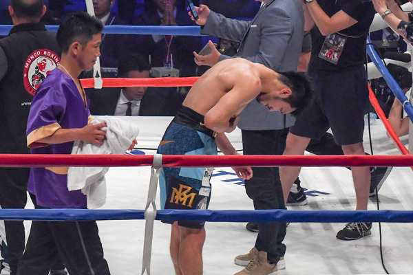 WBA世界ミドル級王座決定戦、アッサン・エンダムに判定負けした村田諒太。試合後に観客席に頭を下げる（2017年5月20日）