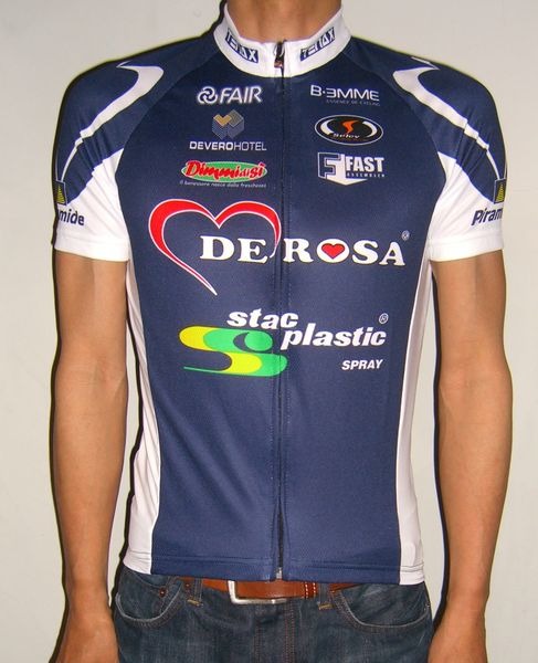 　ツアー・オブ・ジャパンに参戦するイタリアの若手チーム「デローザ・スタックプラスチック」のレプリカウェアは、イタリア製サイクルウェアのビエンメ輸入総代理店であるフォーチュンから発売された。