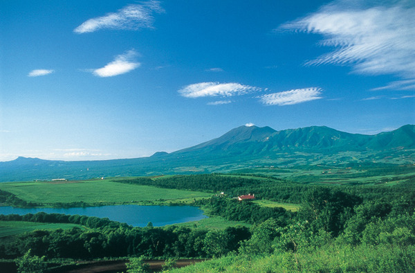 日本百名山の浅間山、四阿山、草津白根山に三方を囲まれた標高1300mの高原。目の前には四阿山とバラギ湖が広がる