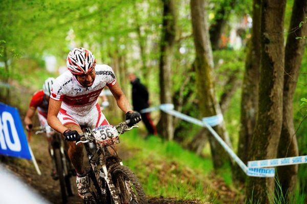 　MTBクロスカントリーの日本チャンピオン、山本幸平（ブリヂストン・アンカー）が5月2日にベルギーのハウファリゼで開催されたワールドカップ第2戦で30位になった。日本人は完走すら難しいとされていたワールドカップで30位になったことは評価される結果だ。以下は本人