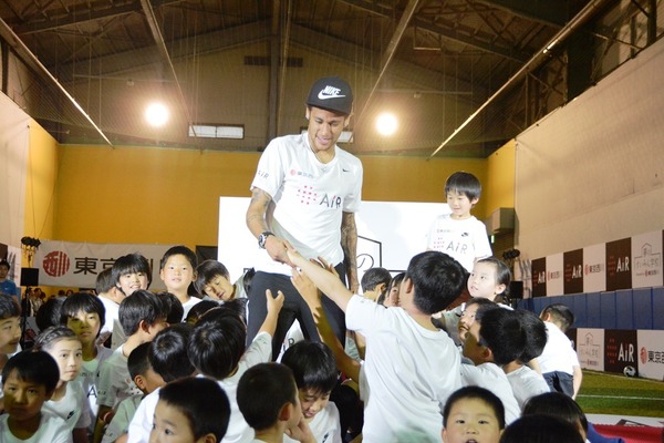 ネイマール選手が5月31日、東京西川で開催された『東京西川 AiR 夢のすいみん学校』に参加した。