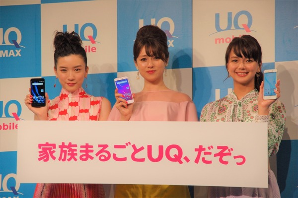 「2017 夏 UQ発表会」に登壇した（左から）永野芽郁・深田恭子・多部未華子(2017年6月1日）