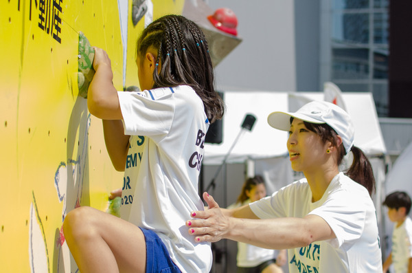 『三井不動産クライミングパーク for TOKYO 2020』で野口啓代ら日本代表選手によるクライミングアカデミーが開催（2017年5月20日）