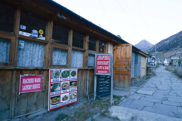 マナンの街ではこんな感じにお店が立ち並ぶ