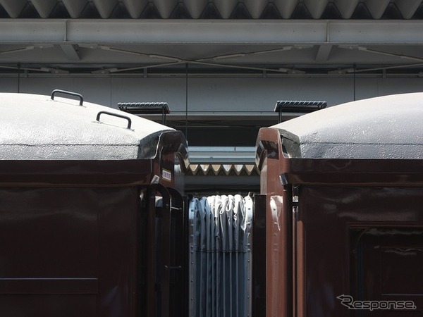 茶色の塗装や車体端部の丸屋根など、旧型客車の特徴を余すところなく取り入れている。