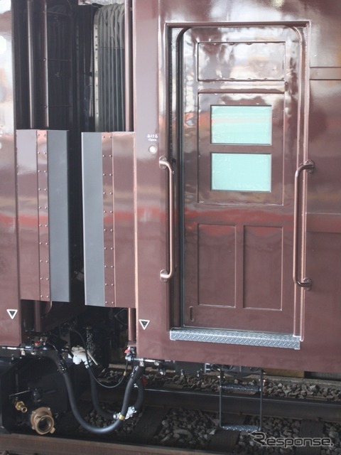 旧型客車のドアは手動・開き戸だったが、35系のドアはデザインを似せつつも今の鉄道車両と同じ自動引き戸に。ステップは設置されていない。