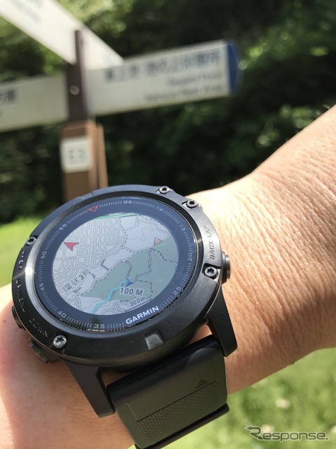 GPS稼働中の軌跡は水色ラインで表示される。赤い矢印は北を指し示す