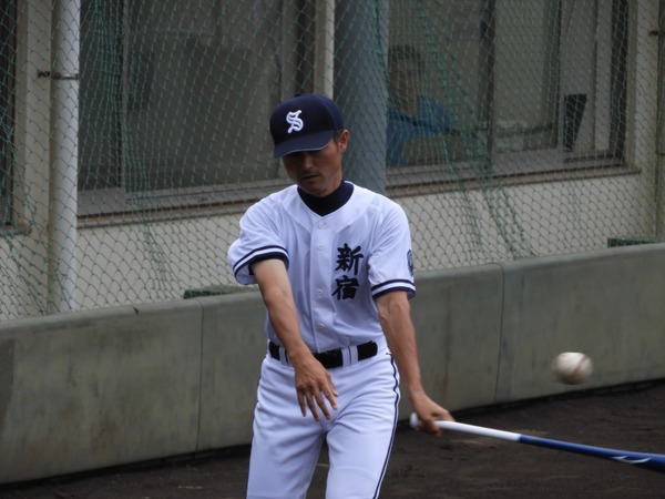 サイドノックを行う新宿・田久保裕之監督