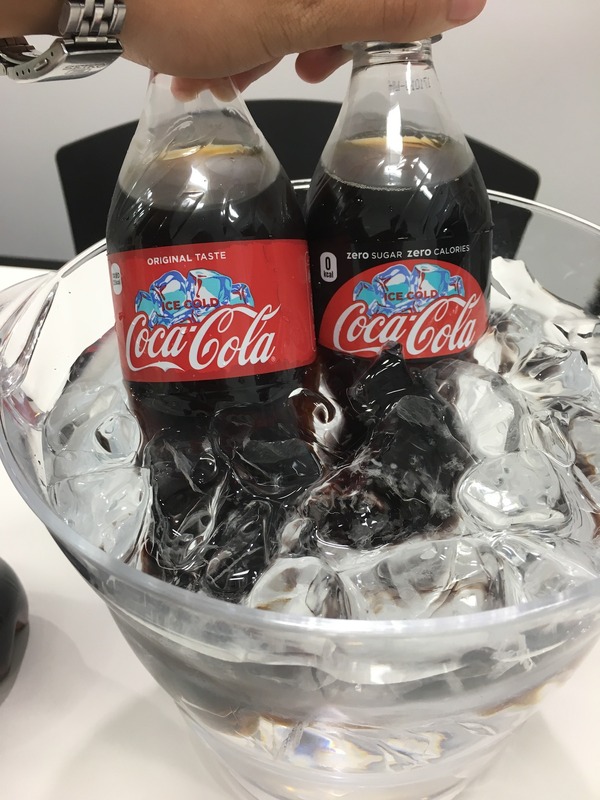 冷えているか一目でわかる「コカ・コーラ」コールドサインボトル
