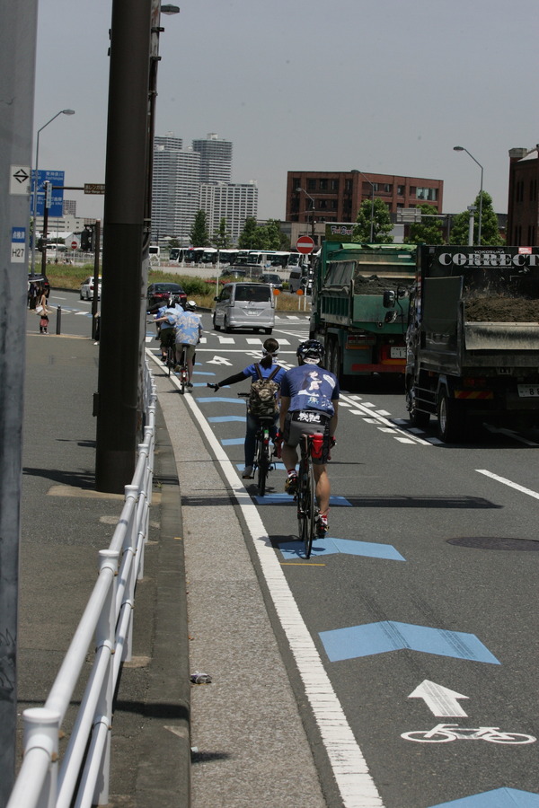 自転車ナビラインがペイントされた道路左端を走行