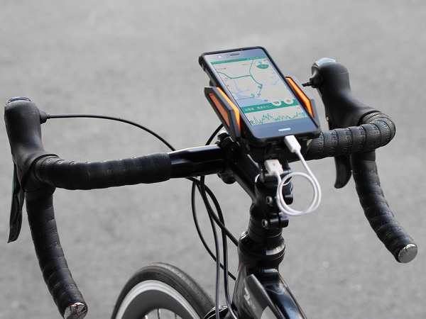 スマホを充電しながら自転車に固定できる「スマホバッテリーマウント」発売