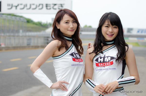MX-5カップジャパン第3戦、HIROSHIMA MAZDAのレースクイーン中野美咲さん（右）とMIKAさん