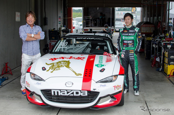 MX-5カップジャパン第3戦、Circuit WOLF＆KOTAの吉田綜一郎選手（右）と漫画家の池沢早人師先生