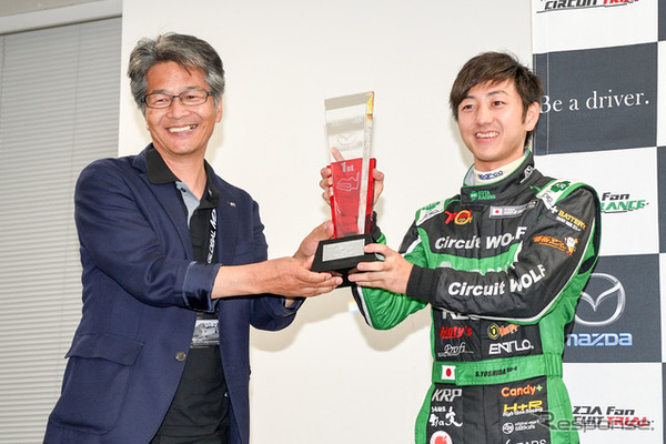MX-5カップジャパン第3戦、KOTA RACINGの吉田綜一郎選手（左）が優勝