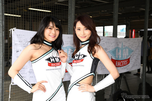 MX-5カップジャパン第3戦、HM RACERSのレースクイーン中野美咲さん（左）とMIKAさん