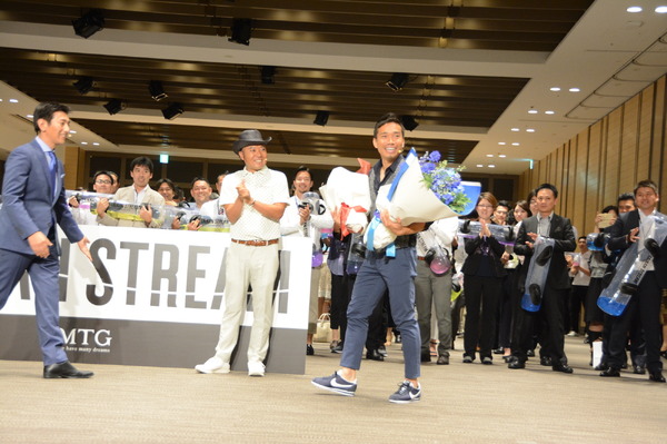 MTGは、水のチカラで体幹を刺激するトレーニングギア「TAIKAN STREAM」の発表会を6月20日に都内に開催した。共同開発パートナーとして本製品の開発に携わった、サッカー日本代表の長友佑都選手とプロゴルファーの片山晋呉選手が当日は出席した。