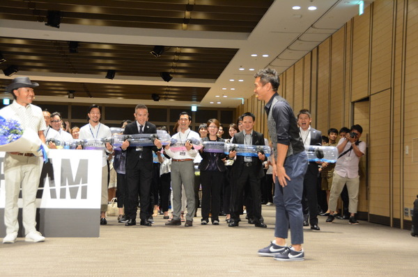 MTGは、姿勢・体幹を整えることを目的としたサポートベルト「Style BX」の発表会を6月20日に都内に開催した。共同開発パートナーとして本製品の開発に携わった、サッカー日本代表の長友佑都選手とプロゴルファーの片山晋呉選手が当日は出席した。