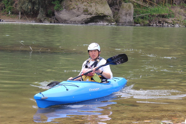 筆者の山の師匠であり、水辺のスペシャリストでもある山本滋さん。茨城県でカヌー・カヤックを中心としたアウトドア・ガイド＆ツアーをしている。【DATA】ストームフィールドガイド茨城県常陸大宮市野口1151http://storm.cx/