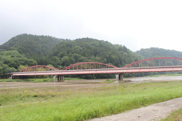 那珂川と御前山、それと赤い橋。ストームフィールドガイドから見えるこの景色が素晴らしい。