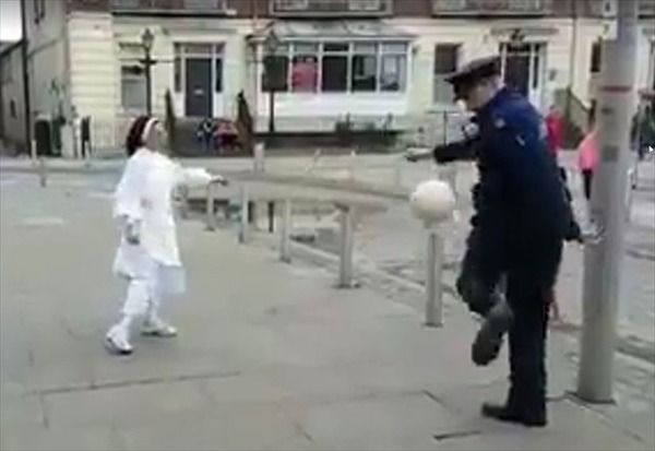 【動画】修道女と警察官がリフティングを披露し合う姿が微笑ましい
