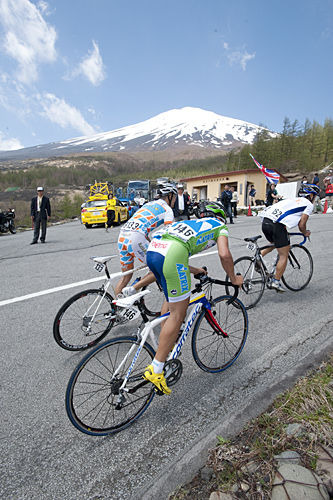 　第14回ツアー・オブ・ジャパン富士山ステージが5月21日、静岡県小山町のふじあざみラインから富士山須走口5合目に至るコースで行なわれ、クリスティアーノ・サレルノ（25＝デローザ・スタックプラスチック）が奈良に次いで区間2勝目を挙げ、総合時間も首位になった。