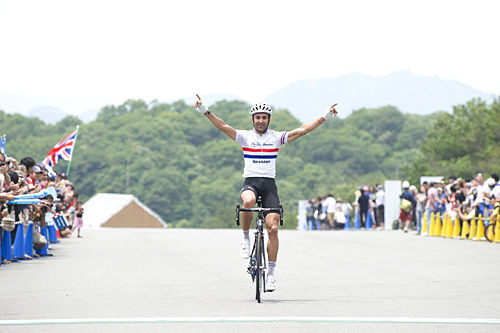 　第14回ツアー・オブ・ジャパン伊豆ステージが5月22日、静岡県伊豆市の日本サイクルスポーツセンター周回コースで行なわれ、クリスチャン・ハウス（30＝ラファコンドール・シャープ）が優勝。2位に福島晋一（38＝クムサン・ジンセン・アジア）、3位にマイケル・マシュ