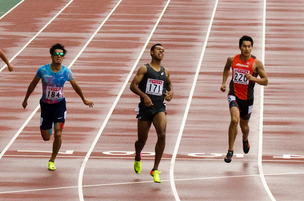 第101回日本陸上競技選手権大会、男子200m決勝。左から2位藤光謙司、1位サニブラウン・ハキーム、3位飯塚翔太（2017年6月25日）