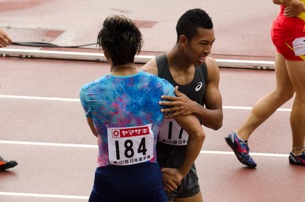 第101回日本陸上競技選手権大会、男子200m決勝を終えて握手するサニブラウン・ハキーム（右）と藤光謙司（2017年6月25日）