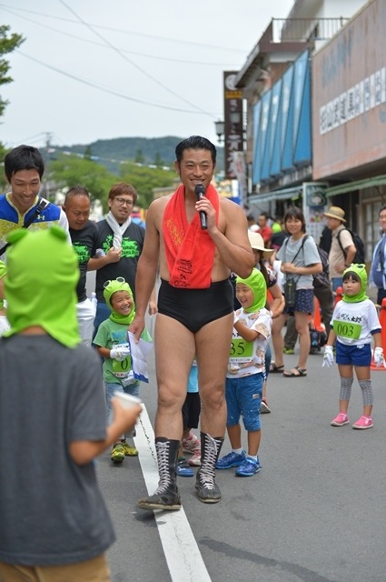 カエル姿で門前通りを駆け抜ける「筑波山がまレース」8月開催