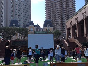 コナミスポーツクラブ、恵比寿ガーデンプレイスで「ピクニックヨガ」開催