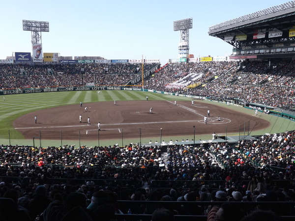 高校野球ファンの詰めかけた阪神甲子園球場