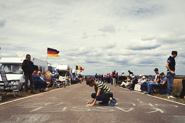 ベルギーの沿道でツール・ド・フランスの到来を待つファン