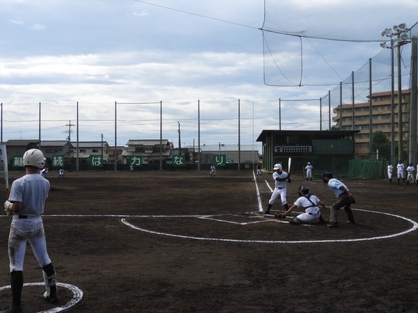 高崎経済大附と熊谷商の試合風景