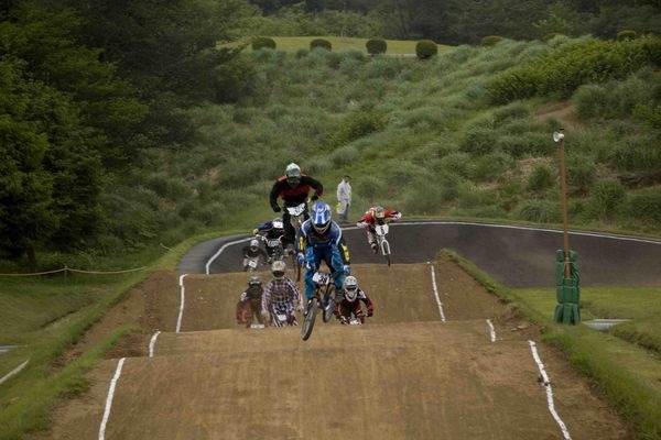 　BMXのジャパンラウンド第1戦が5月29日に静岡県伊豆市の日本サイクルスポーツセンターで開催され、松下巽が優勝した。国際自転車競技連合（UCI）カテゴリー5の大会としてはサイクルスポーツセンターBMXコースで初めて行われたことになり、韓国から2選手も参加。