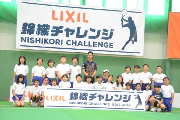 7月19日、錦織圭選手が「LIXIL 錦織チャレンジ」～ユニバーサルテニス体験～と題したイベントにサプライズ参加し、日本女子車いすテニス界の次世代を担う選手の1人、船水梓緒里（しおり）選手や、小学生24名らとボールを打ち合った。