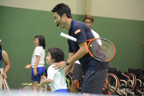 7月19日、錦織圭選手が「LIXIL 錦織チャレンジ」～ユニバーサルテニス体験～と題したイベントにサプライズ参加し、日本女子車いすテニス界の次世代を担う選手の1人、船水梓緒里（しおり）選手や、小学生24名らとボールを打ち合った。