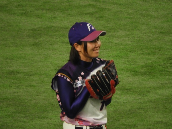 始球式に臨んだ女子プロ野球・京都フローラの小西美加