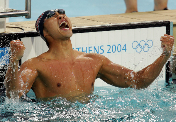アテネ五輪競泳男子100m平泳ぎで金メダルを獲得した北島康介（2004年08月15日）