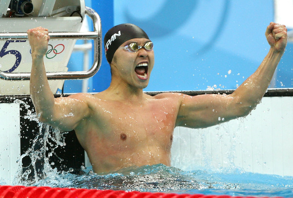 北京五輪競泳男子100m平泳ぎで金メダルを獲得て連覇を達成した北島康介（2008年08月11日）