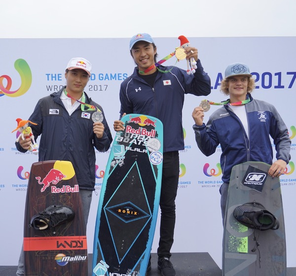 手塚翔太（中央）が第10回ワールドゲームズのウエイクボード男子フリースタイルで金メダルを獲得