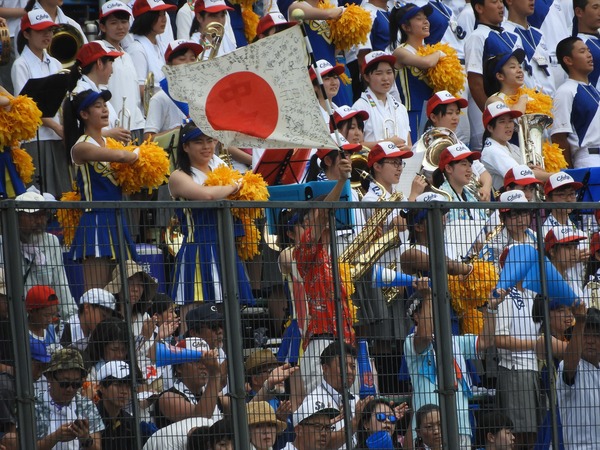 ずっと中京を応援し続けている熱いファンの旗も踊る