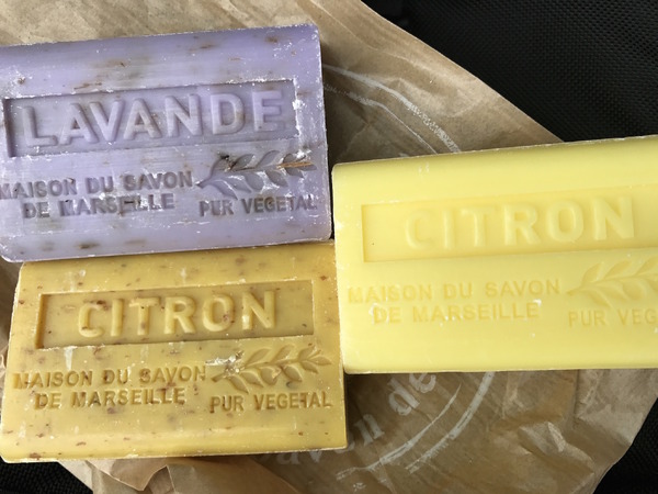 フランス人は基本的にきれい好きで、専門店に行けば石けんは数十種類の香りが選べるので楽しい