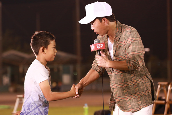 「キット、願いかなう青春の流れ星天体ショー」に元プロ野球選手の赤星憲広さん（右）