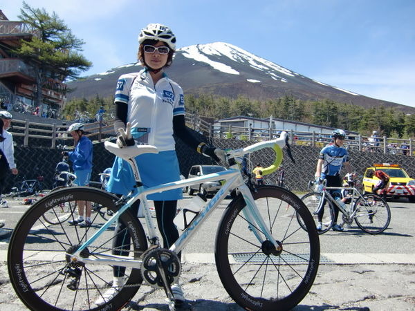 　サイクルスタイルの人気コラム「富永美樹の自転車コラム　主婦時々サイクリスト」が6月25日に更新されました。コラムの主題は「フツーの主婦、今年も上る」。多忙な芸能活動でほとんど練習する時間のなかった主婦が、断り切れずに富士ヒルクライムレースの当日を迎え