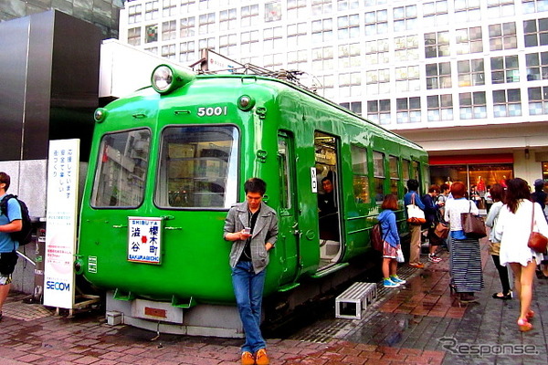 渋谷駅ハチ公口に展示されている東急5000系の生き残り・デハ5001。この塗色と独特の車体裾部が「青ガエル」と言われる所以だった。