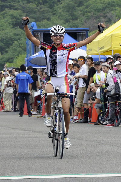 　全日本選手権の女子ロードレースが6月27日に広島県三原市の県立中央森林公園で開催され、サイクルベースあさひの萩原麻由子が距離86.1kmのレースでおよそ80kmを独走して初優勝した。タイムは2時間34分18秒で、まさに圧勝だった。