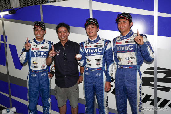 GT300クラスのポールを獲得した（左から）松井、土屋武士監督、山下、近藤。